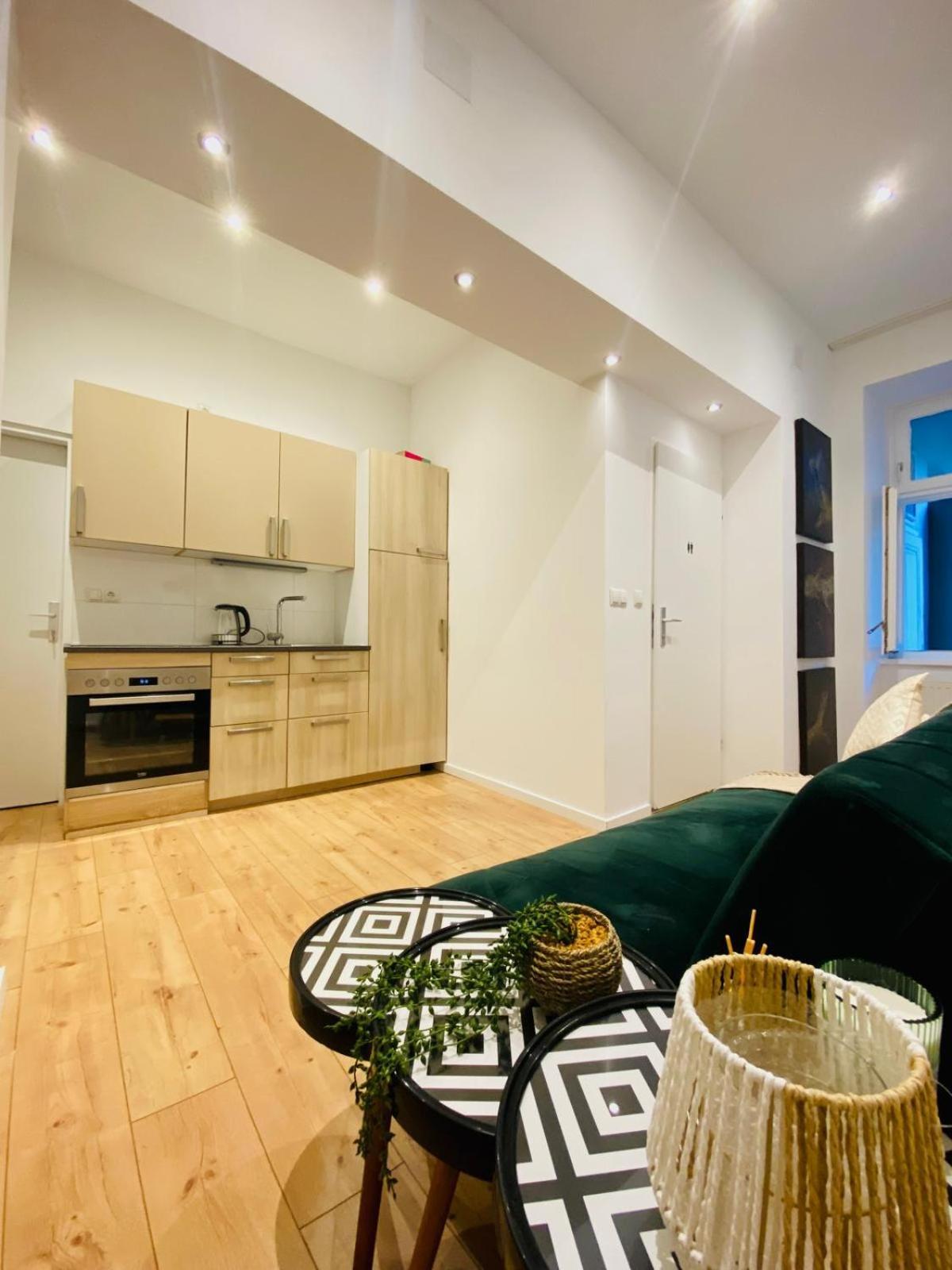 Ottakring Gem Shared 4-br Retreat Breathtaking Views Apartment Wien